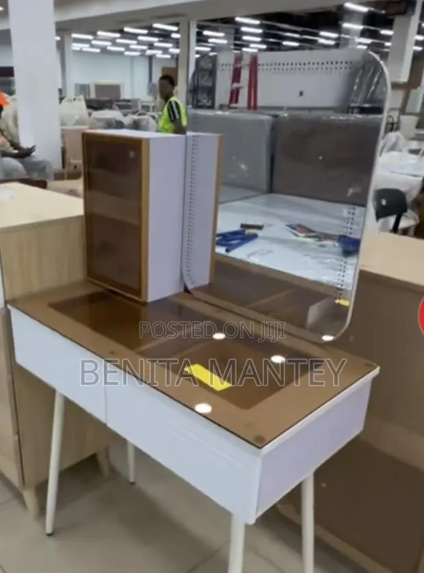 Dressing Table With Mirror · Photo 1