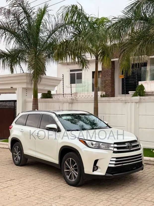 Toyota Highlander LE 2019 White · Photo 1
