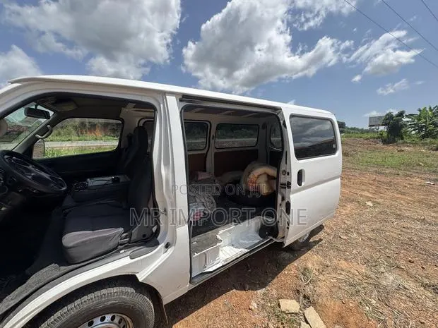 Nissan Caravan 2010 White · Photo 1