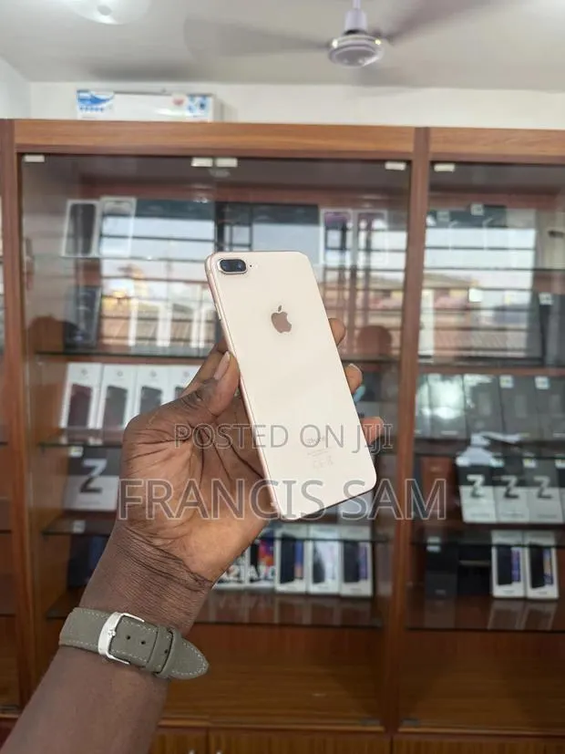 Apple iPhone 8 Plus 64 GB Gold · Photo 1