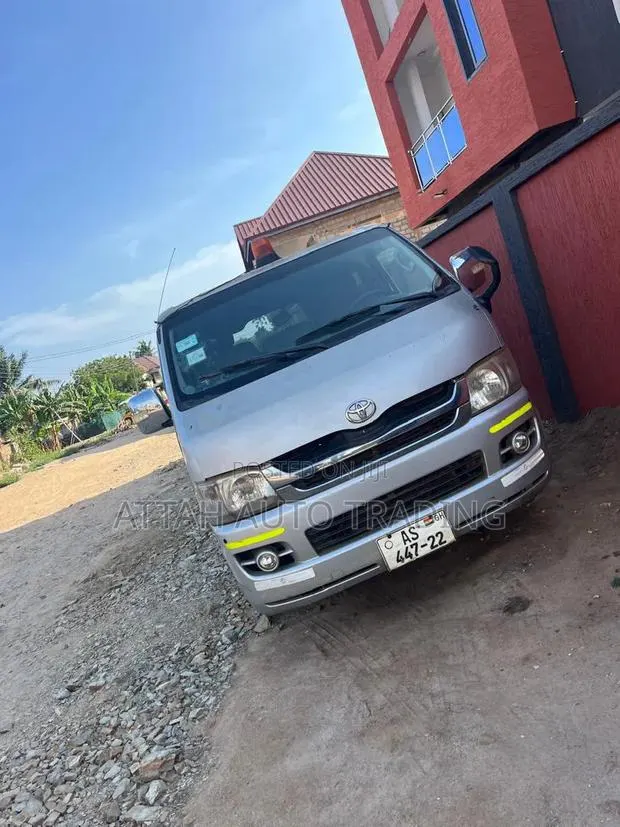 Toyota HiAce 2014 Silver · Photo 1