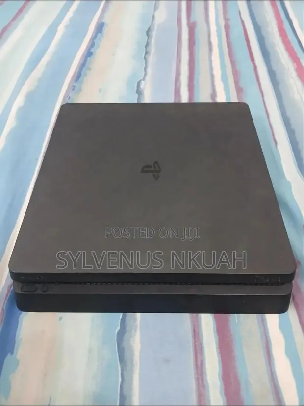 Playstation 4 Slim · Photo 1