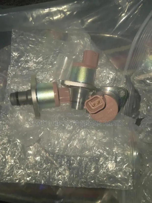 Mitsubishi L300 Fuel Pressure Regulator Valve Original · Photo 1