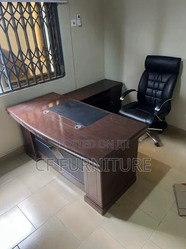 Executive L-Shaped Wooden Office Desk · Photo 1