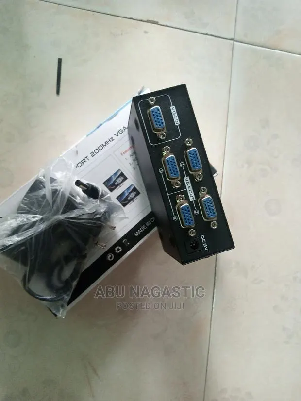 VGA Splitter 4 Port 200mhz · Photo 1