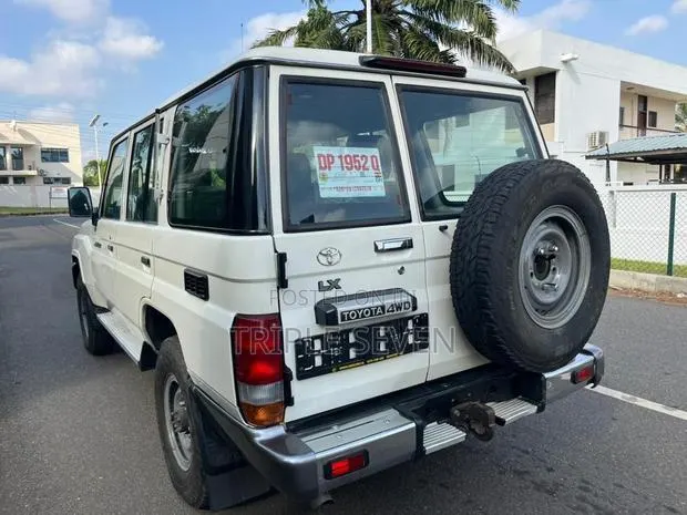 Toyota Land Cruiser 2019 White · Photo 1