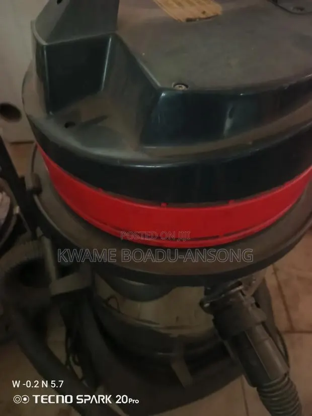 Commercial Vacuum Cleaner · Photo 1