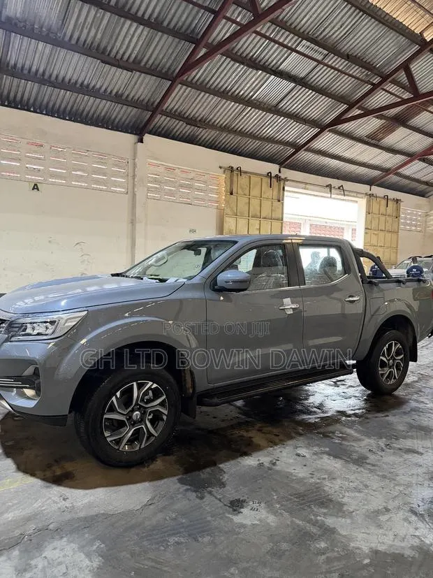 New Nissan Pick-Up 2025 Gray · Photo 1