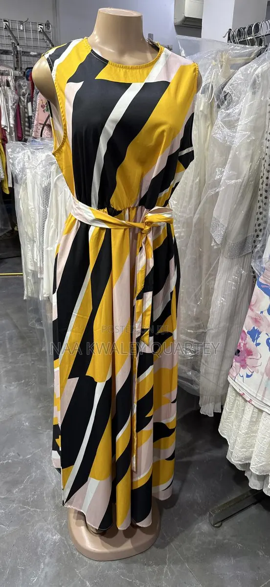Sleeveless Formal Dress · Photo 1