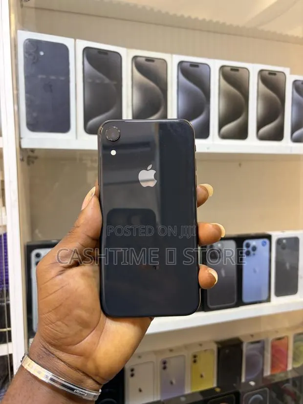 Apple iPhone XR 128 GB Black · Photo 1