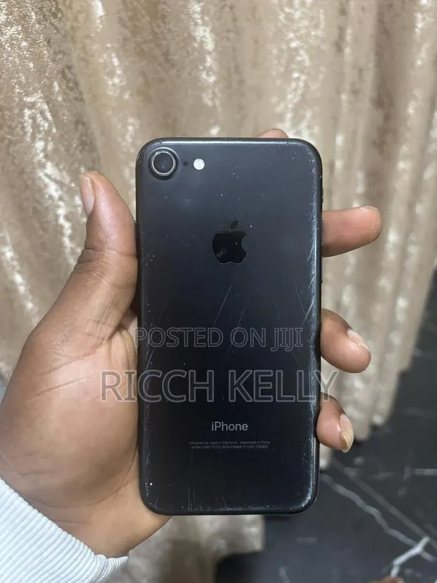Apple iPhone 7 32 GB Black · Photo 1