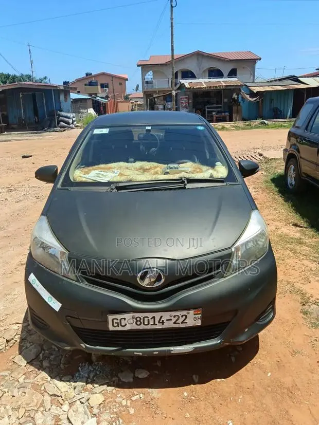 Toyota Vitz 2012 Green · Photo 1