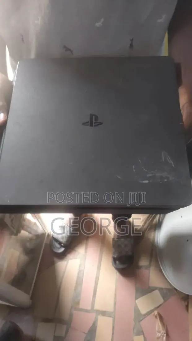 PS 4 Game Console · Photo 1