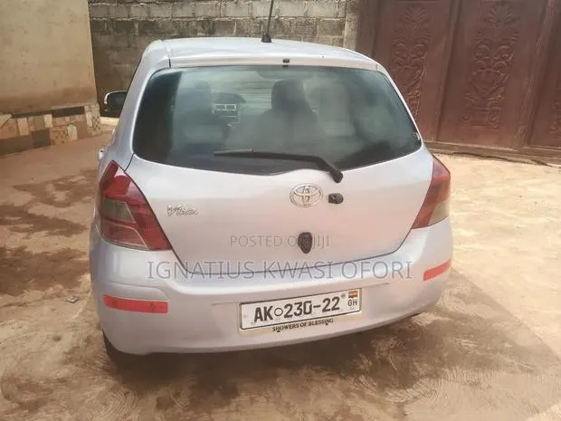 Toyota Vitz 2010 Silver · Photo 1