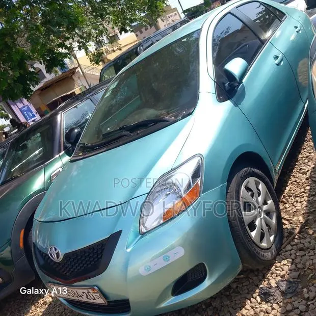 Toyota Yaris Base Sedan 4dr 2010 Green · Photo 1