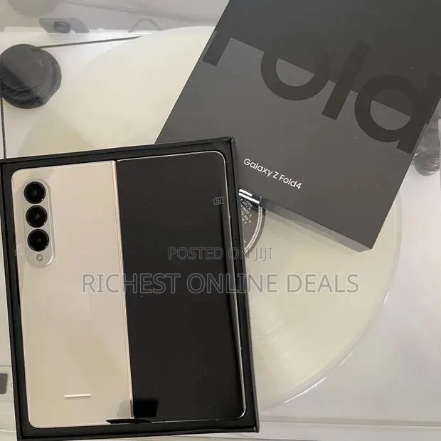 New Samsung Galaxy Z Fold4 256 GB Gold · Photo 1