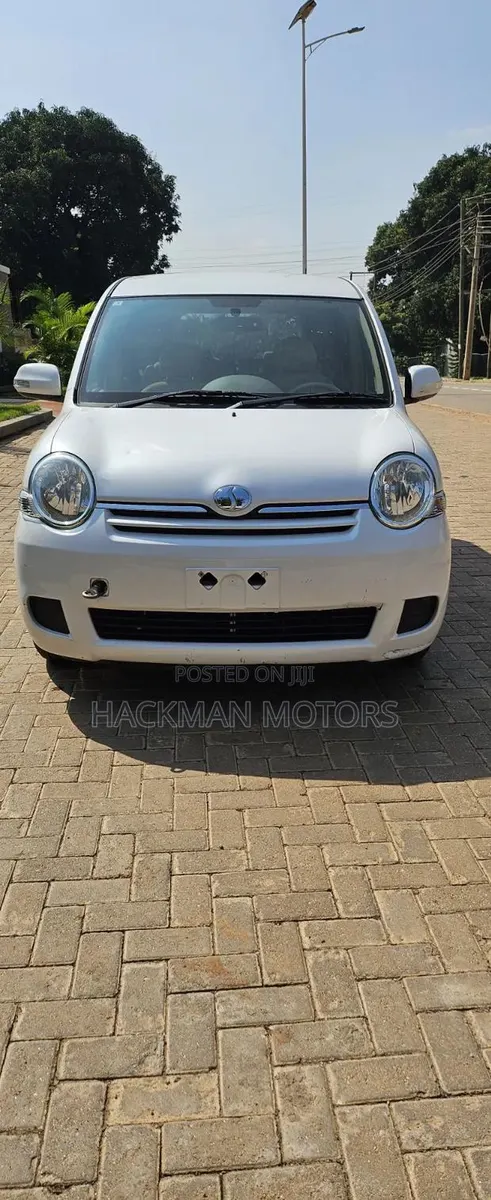 Toyota Sienta 1.5 FWD 2012 White · Photo 1