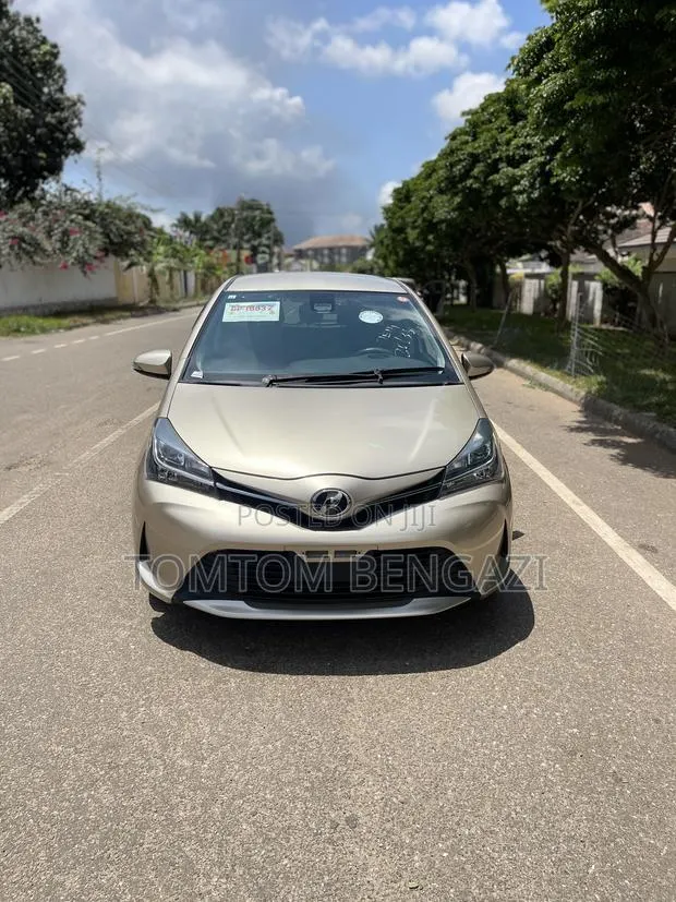 Toyota Vitz 1.3 FWD 5dr 2016 Gold · Photo 1