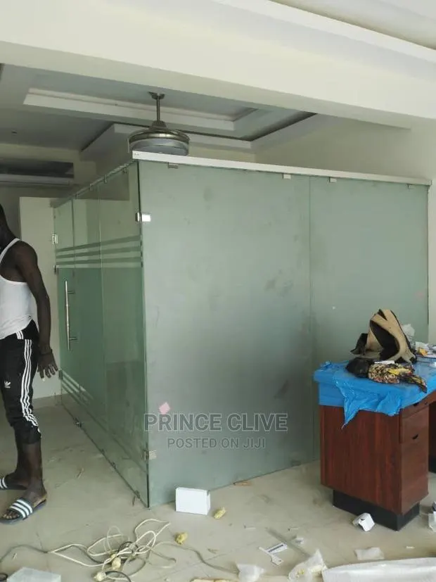 Frameless Office Partition · Photo 1
