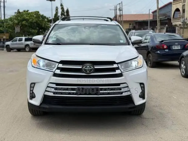 Toyota Highlander XLE 4x4 V6 (3.5L 6cyl 8A) 2018 White · Photo 1
