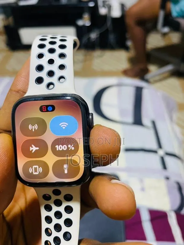 Apple Watch Series 8 · Photo 1