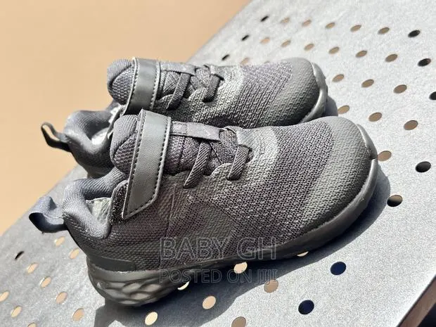 Black Nike Boys Sneakers · Photo 1