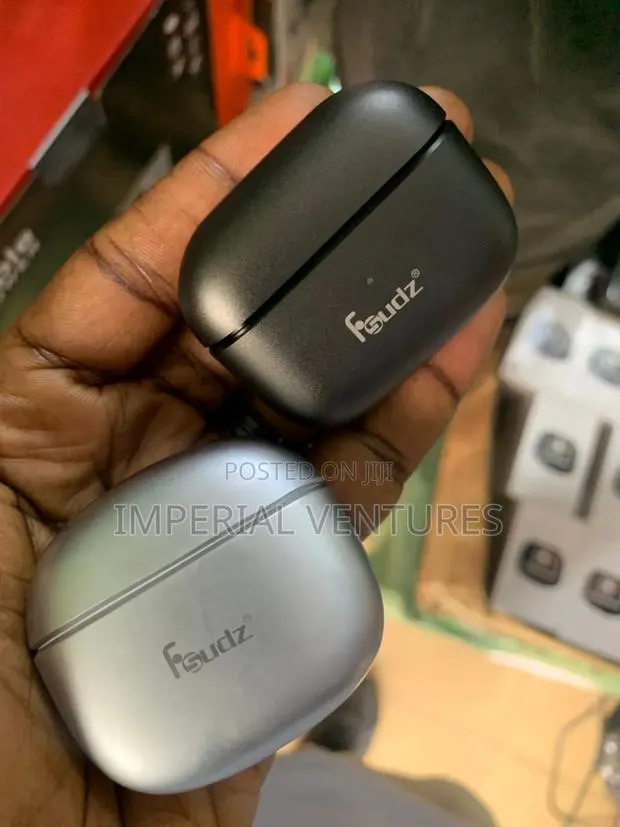 Fsudz Earpods With Metalic Case · Photo 1