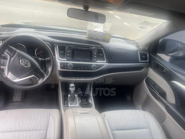 Toyota Highlander XLE 4dr SUV (3.5L 6cyl 6A) 2015 Silver · Photo 1
