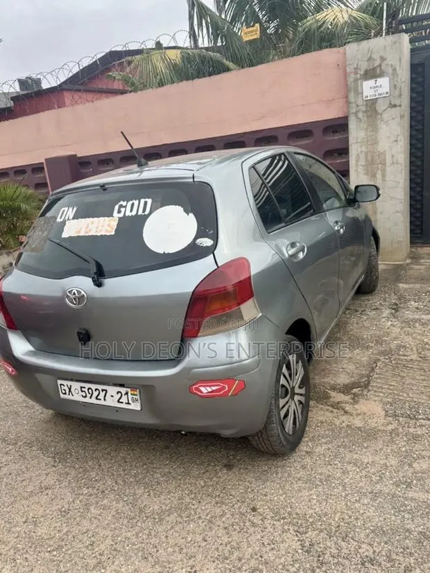 Toyota Vitz 1.0 FWD 5dr 2010 Silver · Photo 1