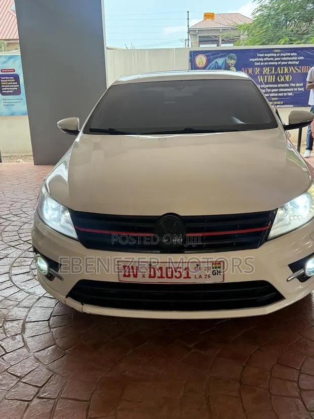 Volkswagen Passat SE 4dr Sedan (1.8L 4cyl Turbo 6A) 2015 White · Photo 1