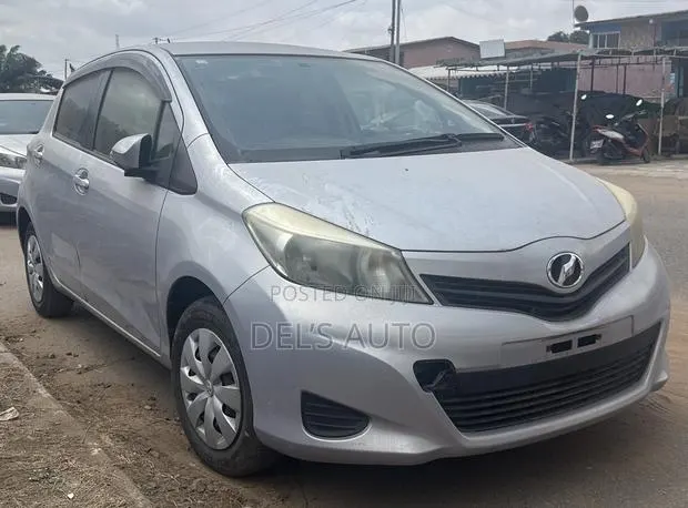 Toyota Vitz 2015 Gray · Photo 1