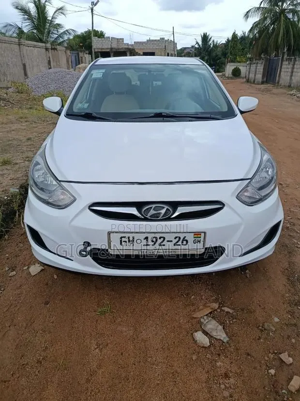 Hyundai Accent 2013 White · Photo 1
