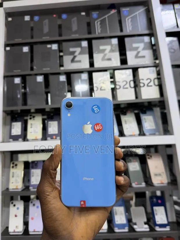 Apple iPhone XR 64 GB Blue · Photo 1