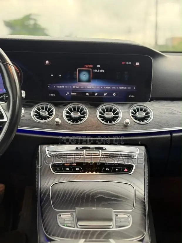 Mercedes-Benz E200 2023 White · Photo 1