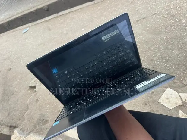 Laptop 4GB Intel SSD 140GB · Photo 1