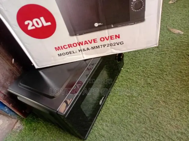 Modern Microwave Oven for Everyday Kitchen Use · Photo 1