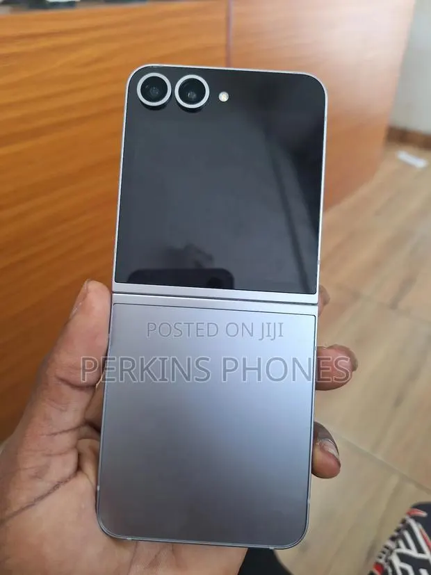 New Samsung Galaxy Z Flip6 256 GB Silver · Photo 1