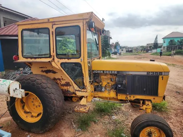 John Deere 2355 Utility Tractor · Photo 1