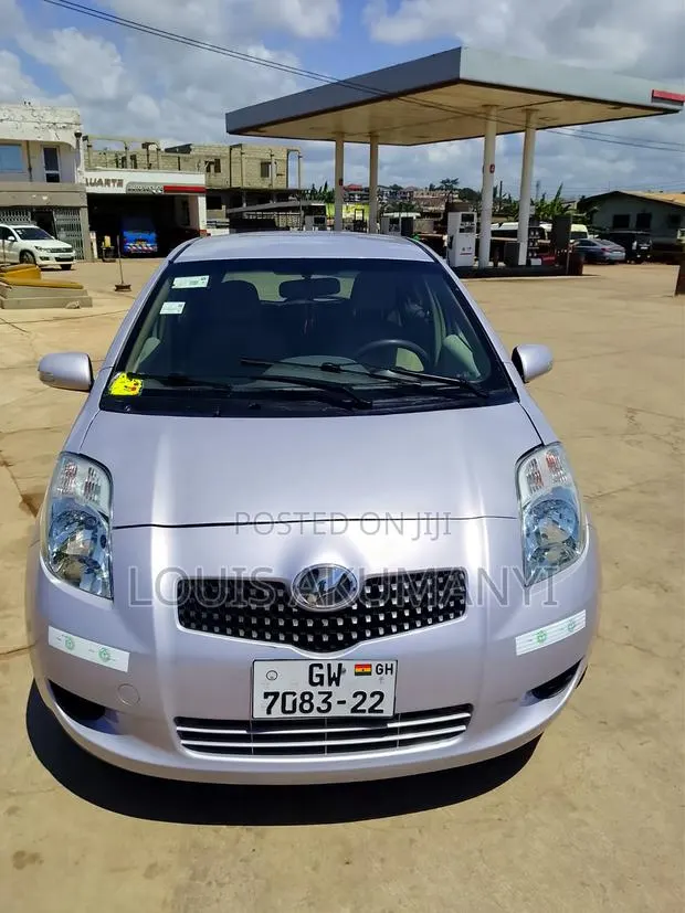 Toyota Vitz 1.3 FWD 3dr 2010 Silver · Photo 1
