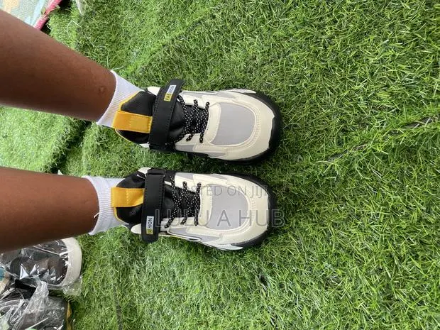 Kids Sneakers · Photo 3