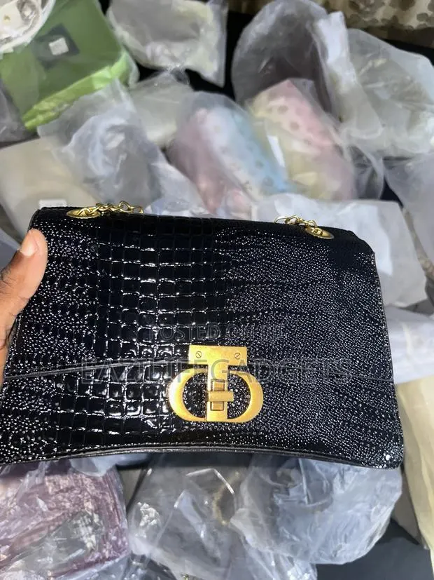Croc-Embossed Crosdbody Bag · Photo 1