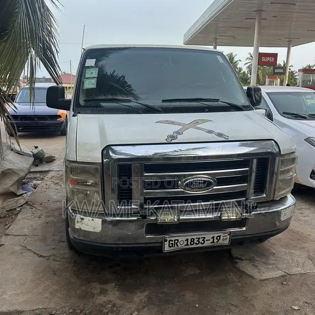 Ford E350 2010 White · Photo 1