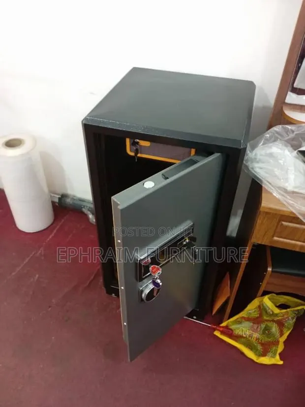 Heavy Duty Safe · Photo 1