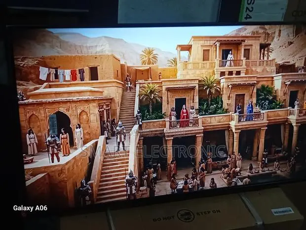 Samsung 43” Crystal Display Led Television · Photo 1