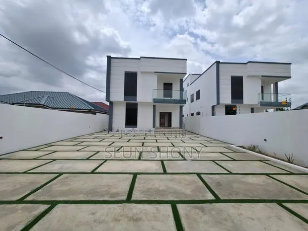 5bdrm House in Lake Side Estate for sale · Photo 1