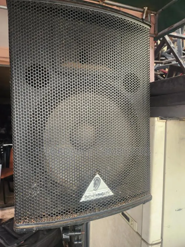 Behringer E1520A 400-Watt 2-Way PA Loudspeaker With Amplifier · Photo 1