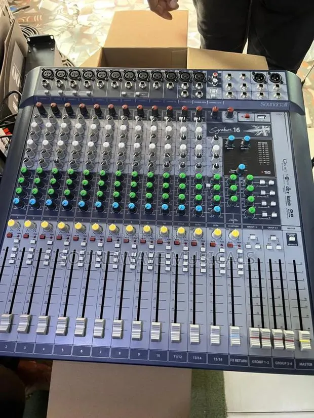 Soundcraft 16 Channel Mixer · Photo 1