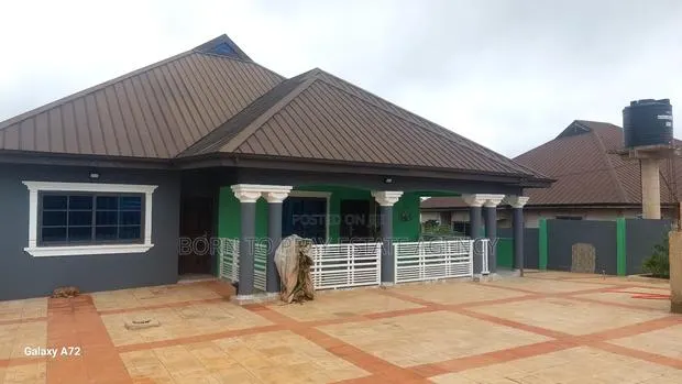 11bdrm House in Born To Pray Estate, Ejisu-Juaben Municipal for sale · Photo 1