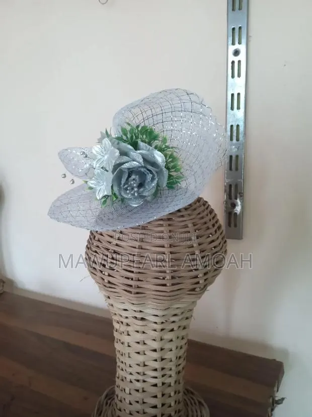 Fascinator · Photo 1