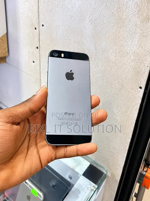 Apple iPhone 5s 32 GB Silver · Photo 1